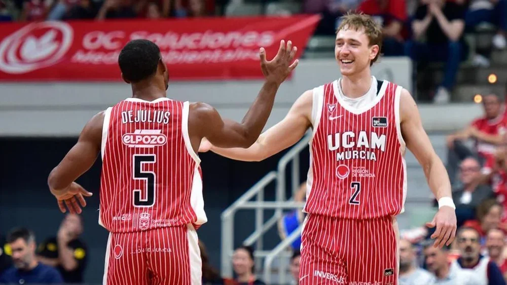 Sander Raieste, del UCAM Murcia, junto a David DeJulius en el Palacio de los Deportes.