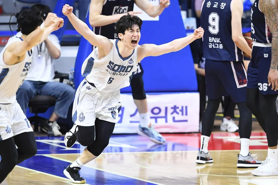 지난 3차전에서 경기 종료 2초 전 득점한 뒤 환호하는 이정현. 한국농구연맹 제공