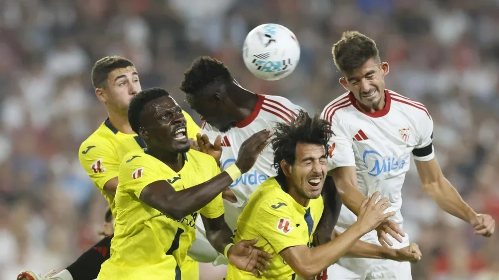 Kike Salas remata de cabeza durante el Sevilla-Villarreal de la ida de la jornada 6 de LaLiga EA Sports en el Ramón Sánchez-Pizjuán