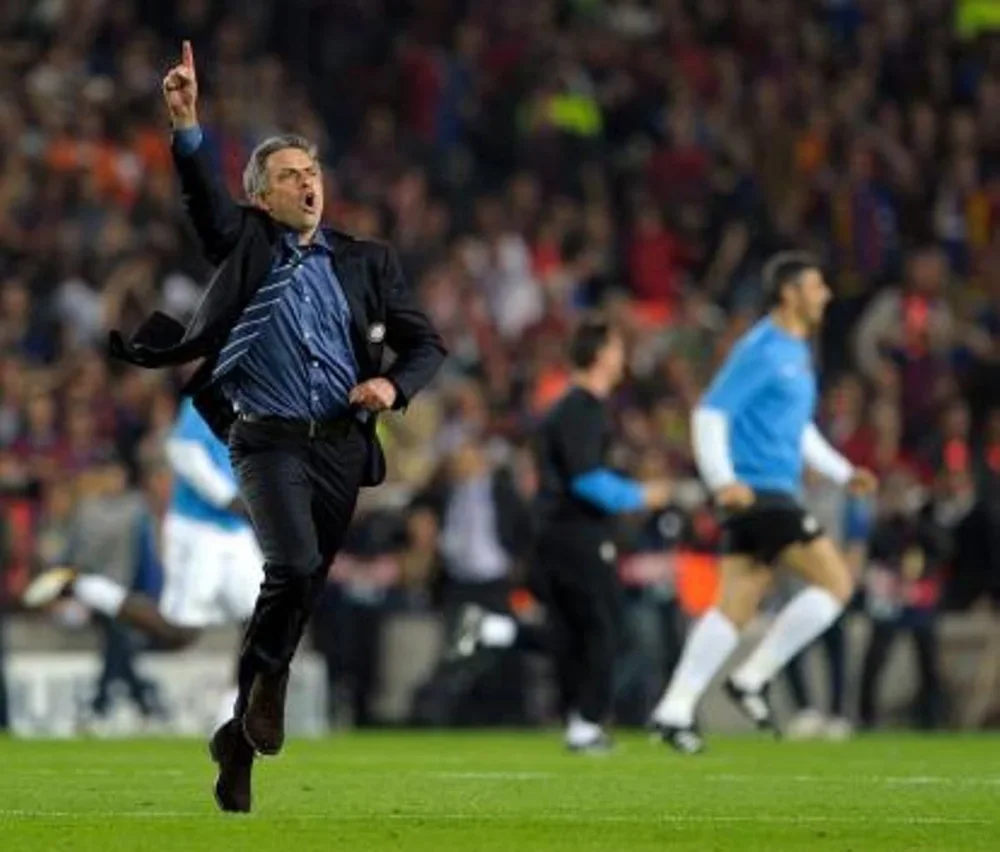 Mourinho celebró por todo el Camp Nou tras eliminar al Barça de la Champions