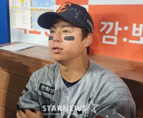 한화 이글스 노시환이 12일 키움 히어로즈전을 승리로 이끈 뒤 취재진과 인터뷰를 하고 있다. /사진=안호근 기자