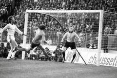 12 mai 1976, Johnny Hansen, Patrick Revelli et Sepp Maier (de gauche à droite) lors de la finale de C1 disputée à Glasgow, sur la pelouse de l'Hampden Park avec ses poteaux carrés. (L'Équipe)